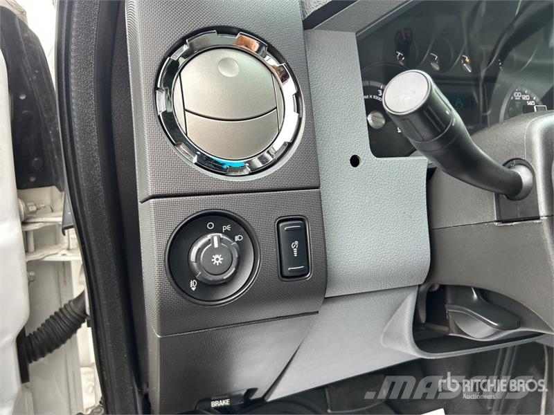 Ford F-350 XLT 4x4 Crew Cab Pickup Ostalo