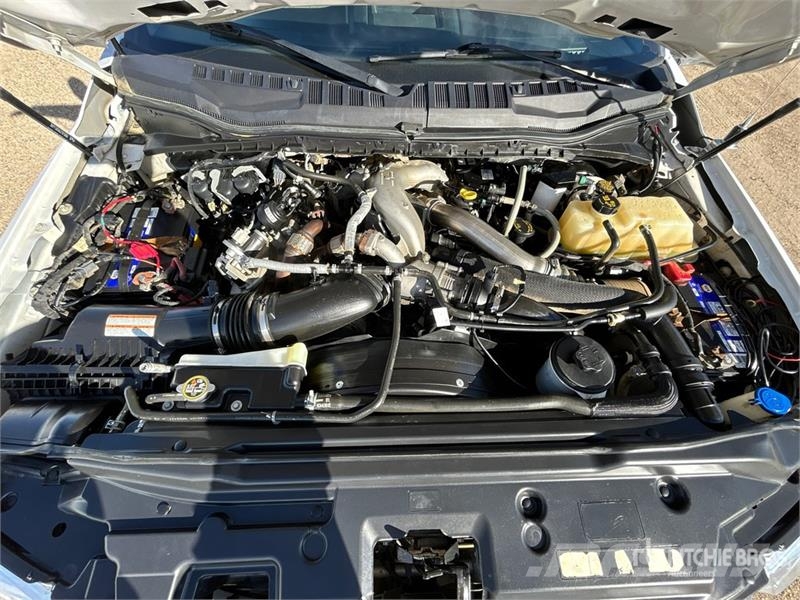 Ford F-350 XLT 4x4 Crew Cab Pickup Drugi