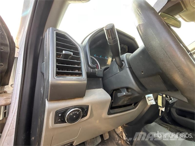 Ford F-350 XLT 4x4 Crew Cab Pickup Ostalo