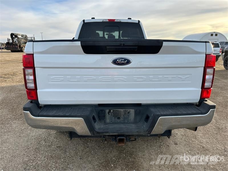 Ford F-350 XLT 4x4 Crew Cab Pickup أخرى