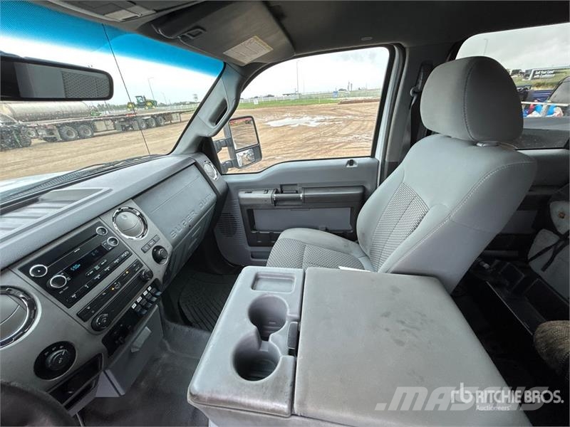 Ford F-350 XLT 4x4 Crew Cab Pickup Ostalo