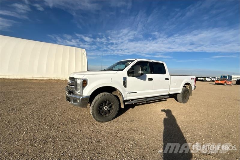 Ford F-350 XLT 4x4 Crew Cab Pickup Ostalo