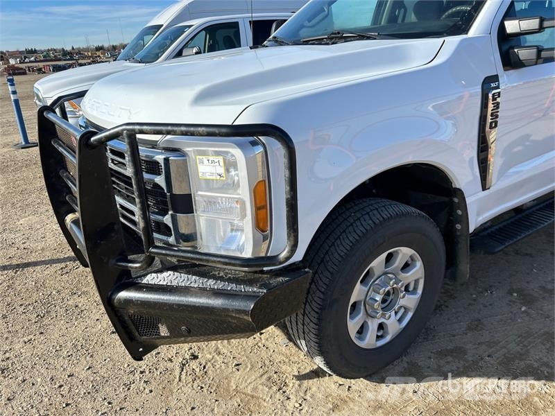 Ford F-350 XLT 4x4 Crew Cab Pickup أخرى