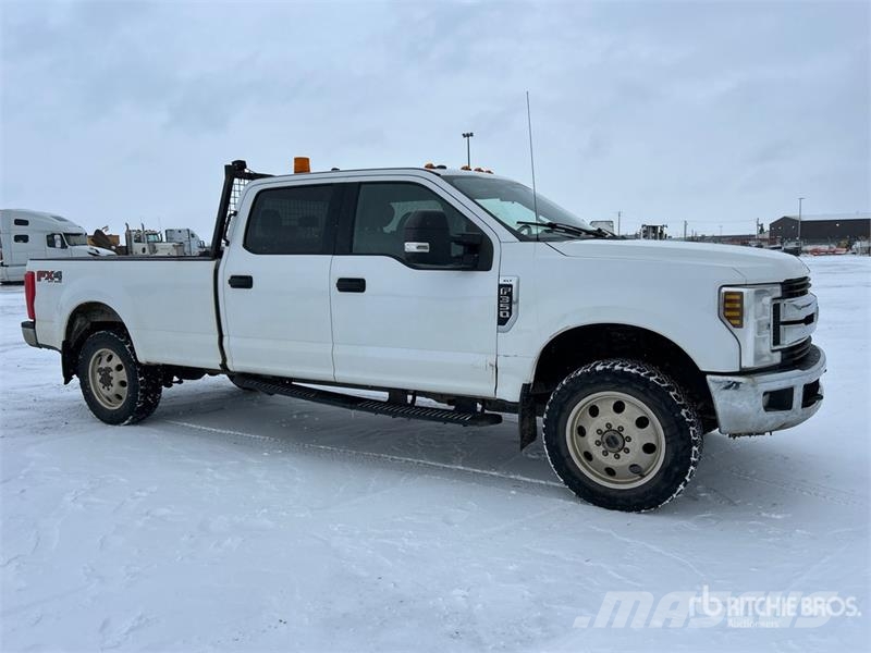 Ford F-350 XLT 4x4 Crew Cab Pickup Ostalo