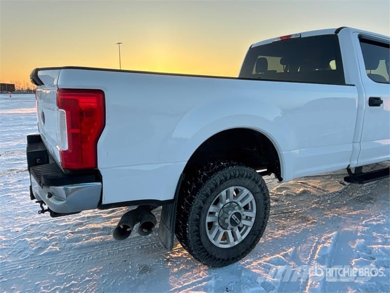 Ford F-350 XLT 4x4 Crew Cab Pickup Muu