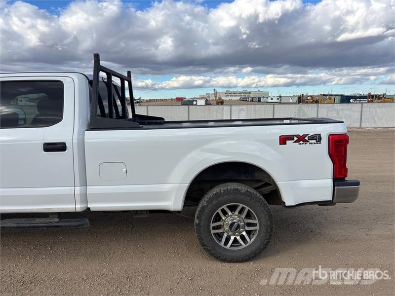 Ford F-350 XLT 4x4 Crew Cab Pickup Iné