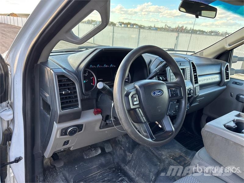 Ford F-350 XLT 4x4 Crew Cab Pickup Other