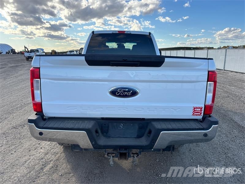 Ford F-350 XLT 4x4 Crew Cab Pickup Other