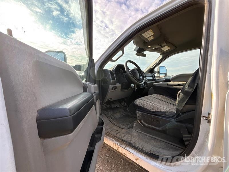 Ford F-350 XLT 4x4 Crew Cab Pickup Ostalo