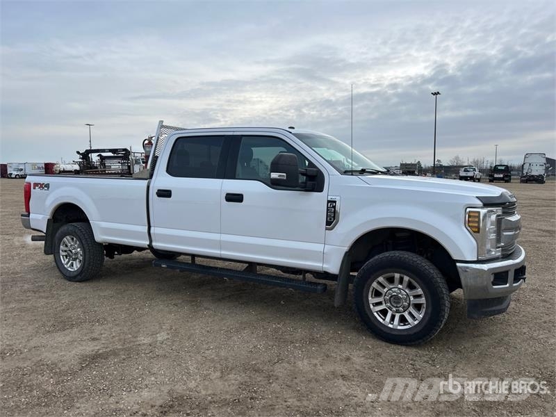 Ford F-350 XLT 4x4 Crew Cab Pickup Egyéb