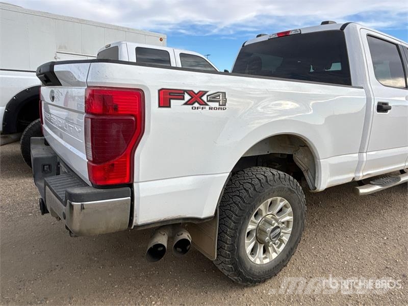 Ford F-350 XLT 4x4 Crew Cab Pickup Ostalo