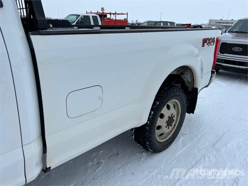 Ford F-350 XLT 4x4 Crew Cab Pickup Ostalo