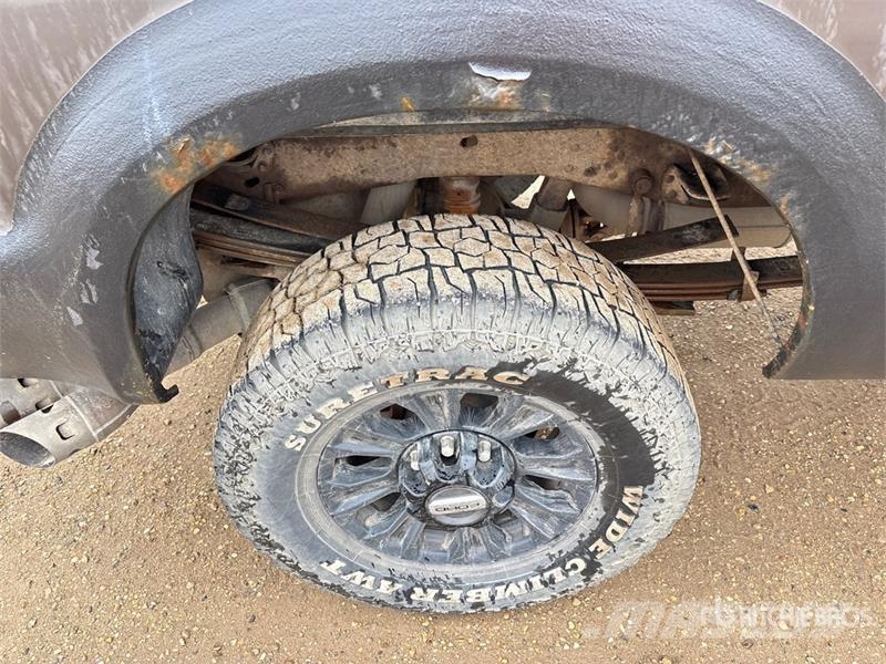Ford F-350 XLT 4x4 Crew Cab Pickup Andre varebiler