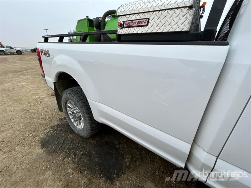 Ford F-350 XLT 4x4 Crew Cab Pickup أخرى