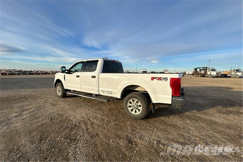 Ford F-350 XLT 4x4 Crew Cab Pickup أخرى
