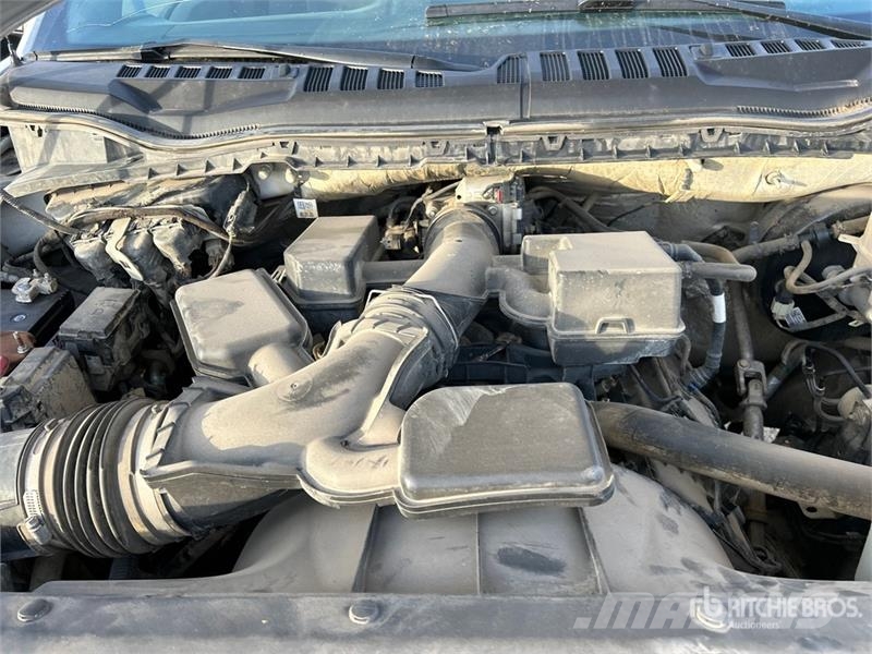 Ford F-350 XLT 4x4 Crew Cab Pickup أخرى