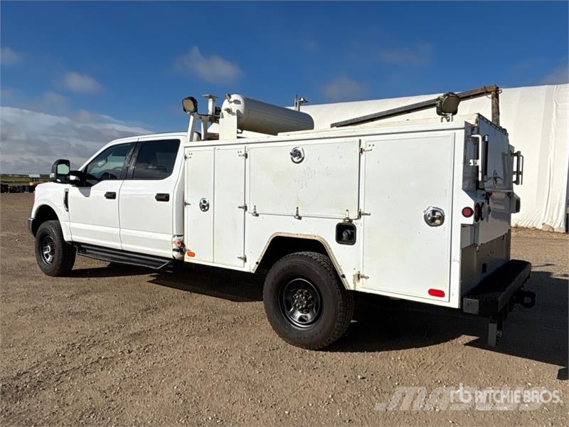Ford F-350 XLT 4x4 Crew Cab Utility Truck Пікапи / Бічне розвантаження