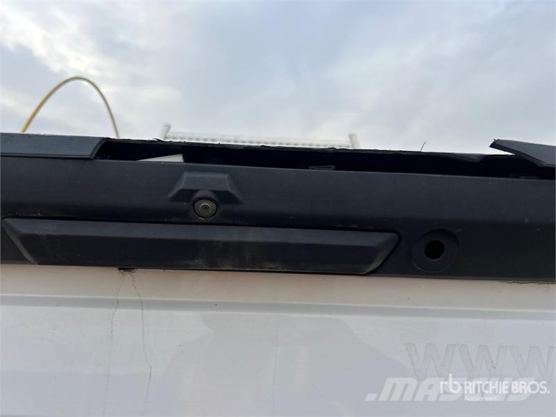Ford F-350 XLT 4x4 Crew Cab Pickup Egyéb