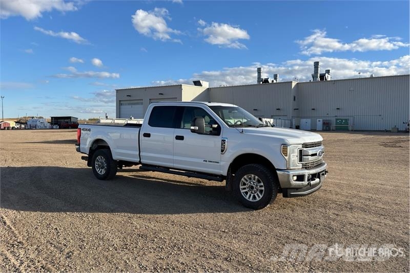Ford F-350 XLT 4x4 Crew Cab Pickup Other