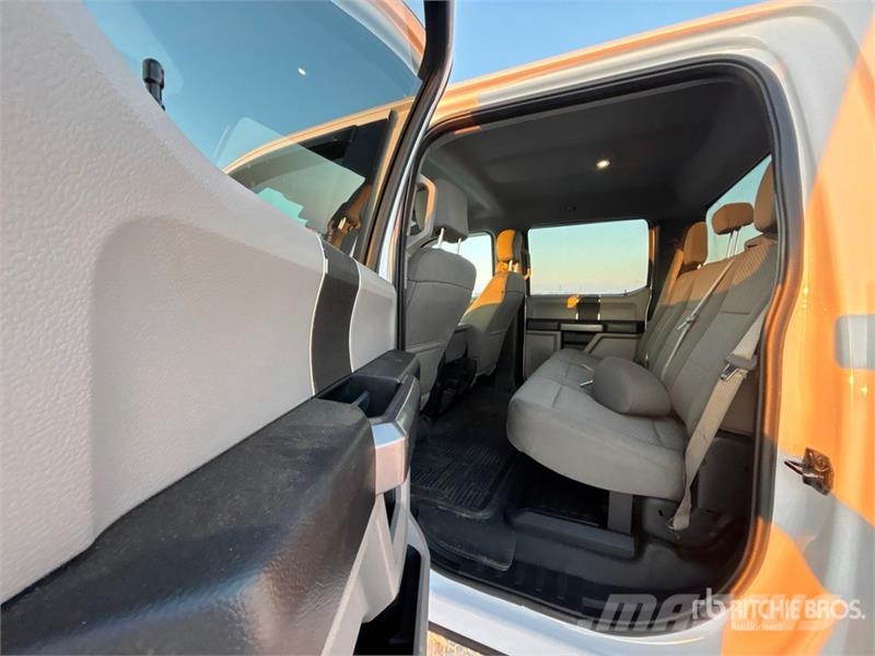 Ford F-350 XLT 4x4 Crew Cab Pickup Muu