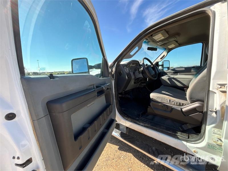 Ford F-350 XLT 4x4 Crew Cab Pickup Kita
