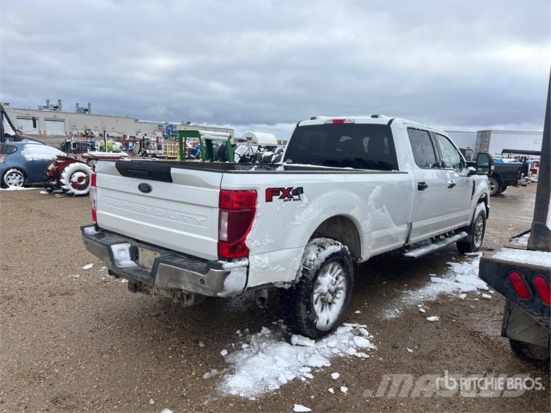 Ford F-350 XLT 4x4 Crew Cab Pickup (Inoperable) Muu