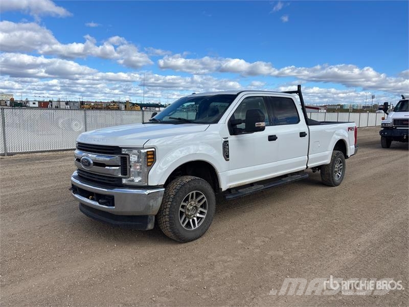 Ford F-350 XLT 4x4 Crew Cab Pickup Other