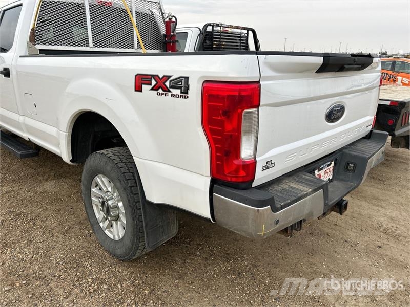 Ford F-350 XLT 4x4 Crew Cab Pickup Egyéb