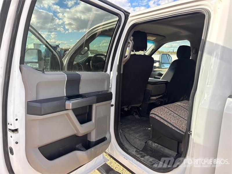 Ford F-350 XLT 4x4 Crew Cab Pickup Iné