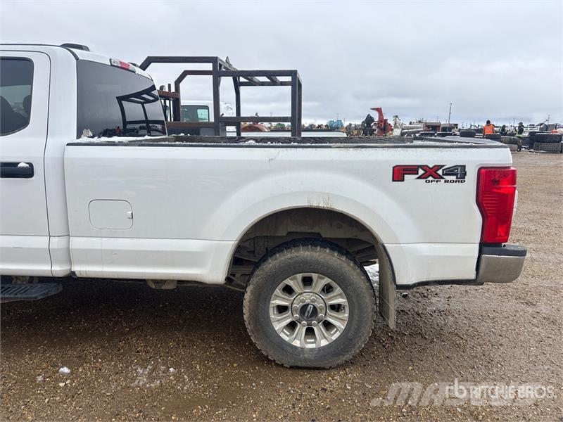 Ford F-350 XLT 4x4 Crew Cab Pickup (Inoperable) Muu