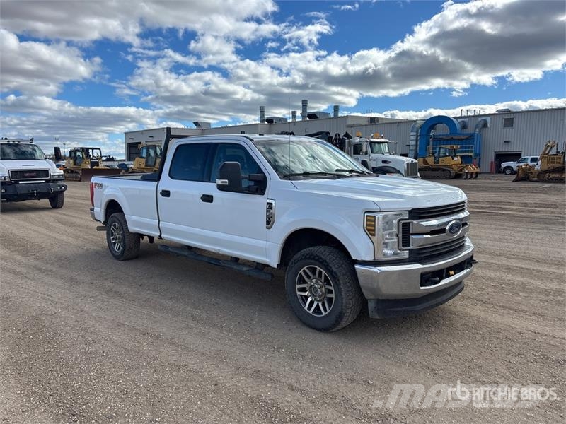 Ford F-350 XLT 4x4 Crew Cab Pickup Other