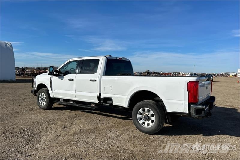 Ford F-350 XLT 4x4 Crew Cab Pickup أخرى