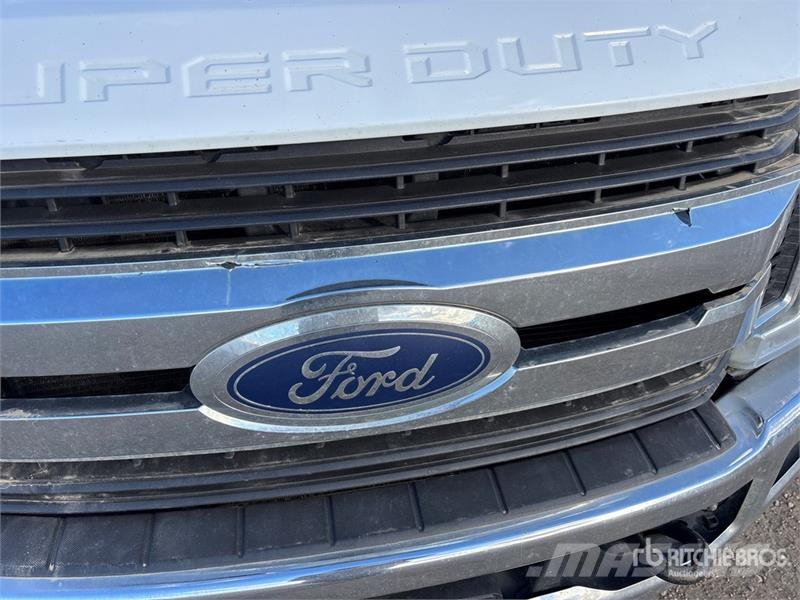 Ford F-350 XLT 4x4 Crew Cab Pickup Other