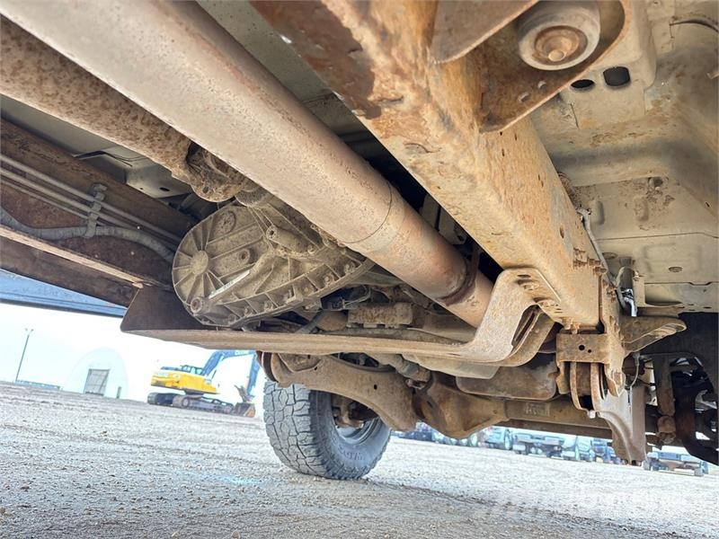 Ford F-350 XLT 4x4 Crew Cab Pickup Andre varebiler
