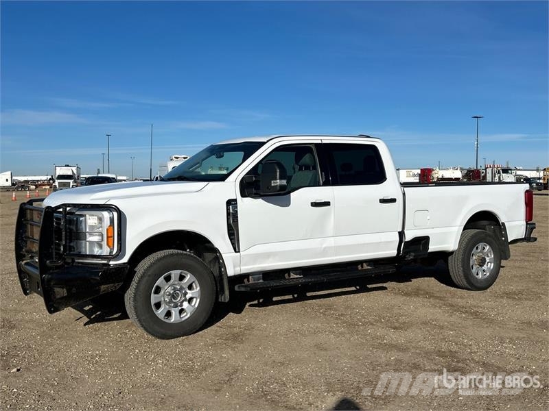 Ford F-350 XLT 4x4 Crew Cab Pickup أخرى