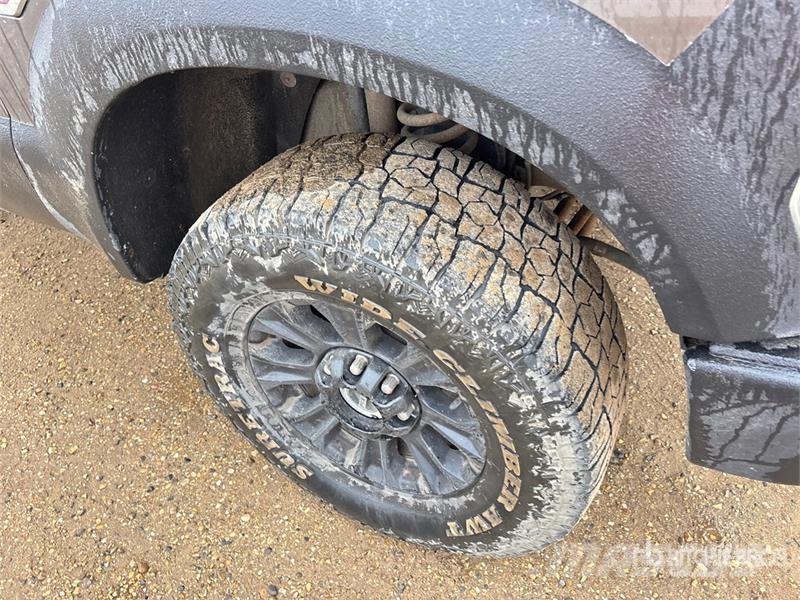 Ford F-350 XLT 4x4 Crew Cab Pickup Andre varebiler