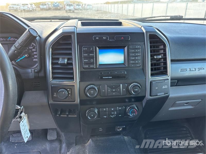 Ford F-350 XLT 4x4 Crew Cab Pickup Other