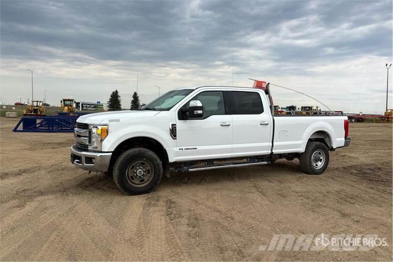 Ford F-350 XLT 4x4 Crew Cab Pickup Ostalo
