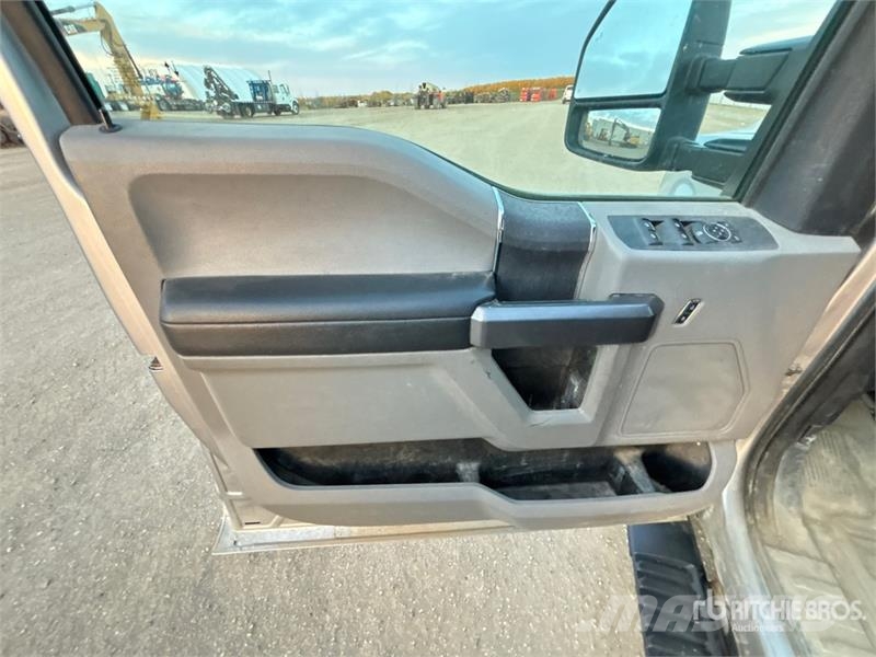 Ford F-350 XLT 4x4 Crew Cab Pickup Ostalo