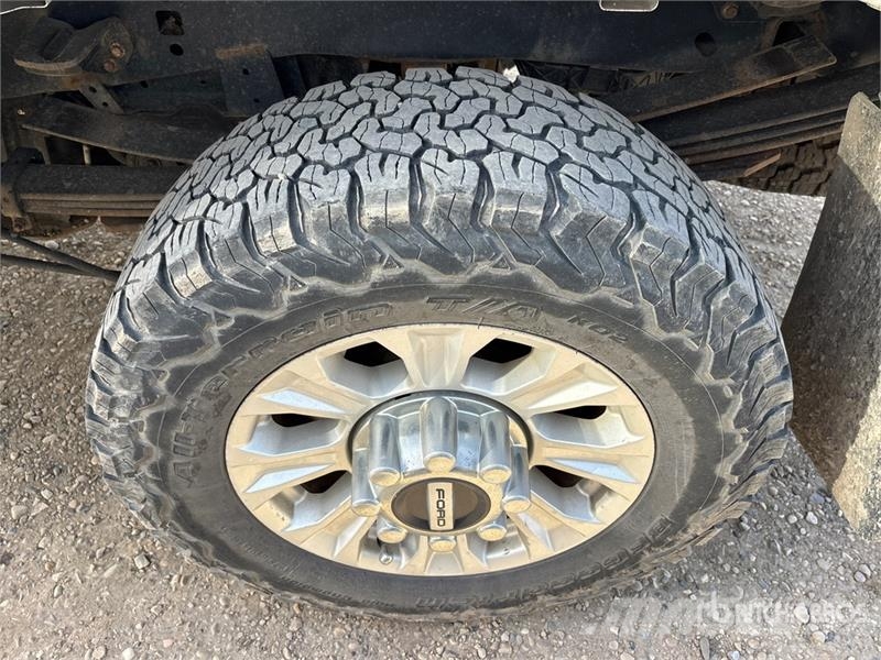 Ford F-350 XLT 4x4 Crew Cab Pickup Ostalo