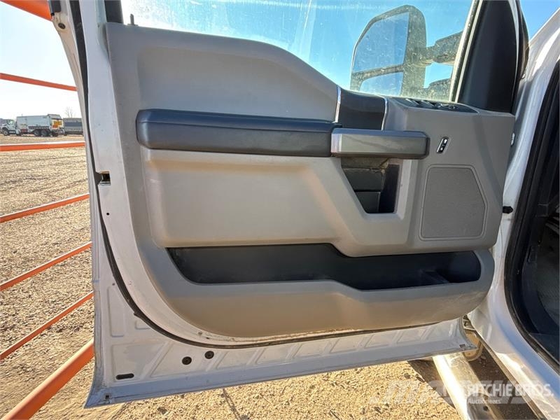 Ford F-350 XLT 4x4 Crew Cab Pickup Ostalo