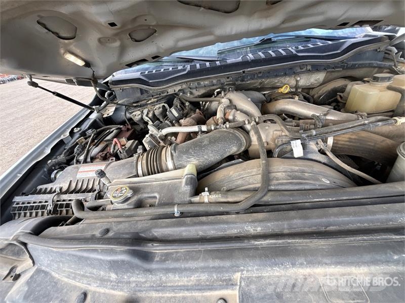 Ford F-350 XLT 4x4 Crew Cab Pickup Ostalo
