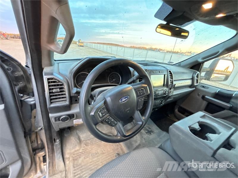 Ford F-350 XLT 4x4 Crew Cab Pickup Ostalo