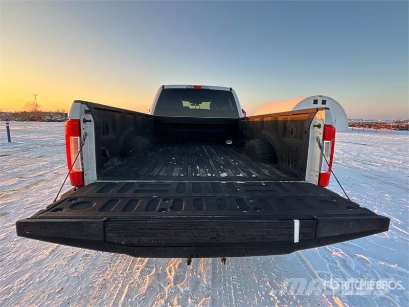 Ford F-350 XLT 4x4 Crew Cab Pickup Muu