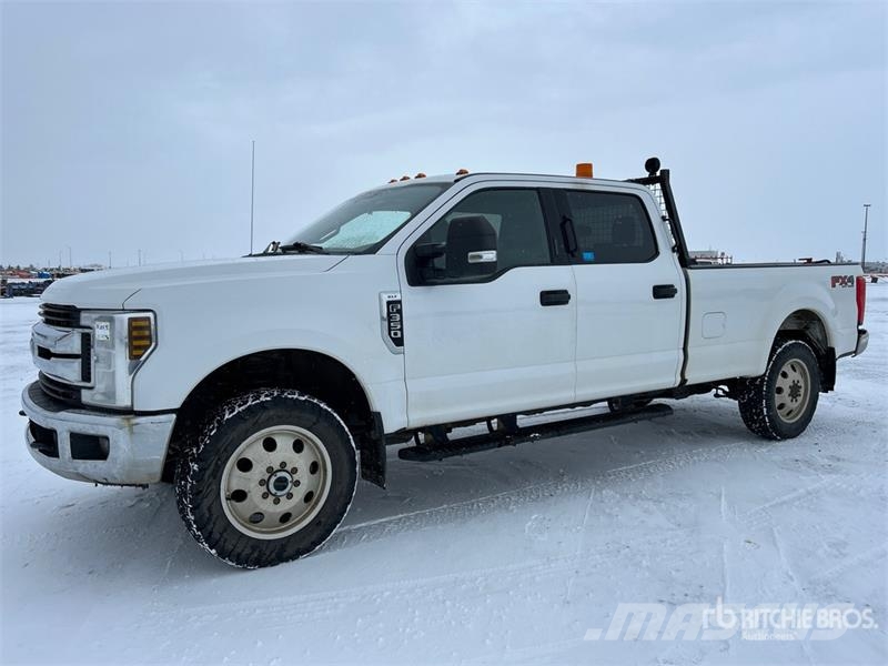 Ford F-350 XLT 4x4 Crew Cab Pickup Ostalo