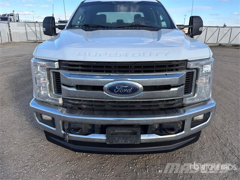 Ford F-350 XLT 4x4 Crew Cab Pickup Other