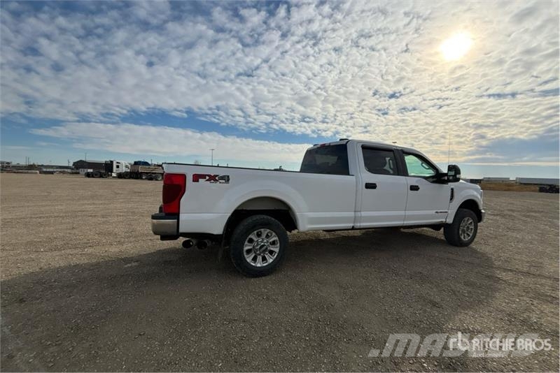 Ford F-350 XLT 4x4 Crew Cab Pickup Ostalo