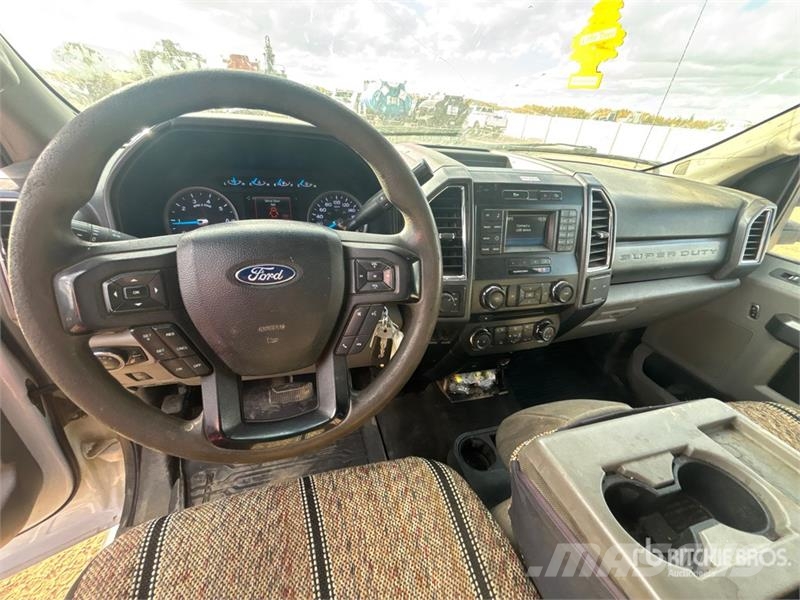 Ford F-350 XLT 4x4 Crew Cab Pickup Iné