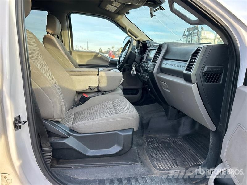 Ford F-350 XLT 4x4 Crew Cab Pickup أخرى