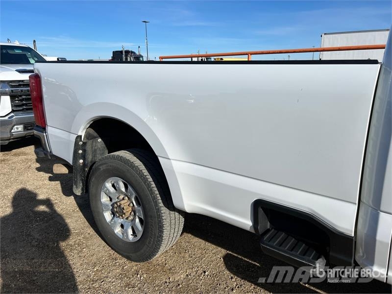 Ford F-350 XLT 4x4 Crew Cab Pickup أخرى